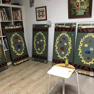 Fensterläden mit Bauernmalerei in Leinölfarbe