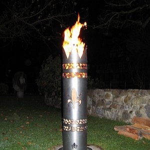 Feuersäulen mit Lilien und Leoparden Muster