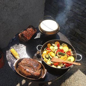 Rindshohrücken mit Schweinebraten und Gemüsepfanne für ca. 20 Personen auf der Outdoor Küche