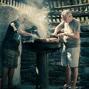 Remo u. Kurt Hafner beim Kochen mit dem Outdoor Küchen Grill