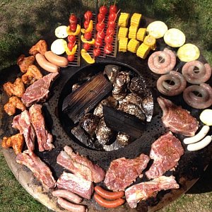 Outdoor-Kochstelle mit Fleisch für 20 Personen und 5kg Folien-Kartoffenl