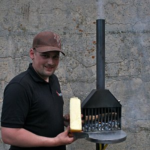 Remo Hafner mit Raclette Holzofen am Chästag Brig-Glis